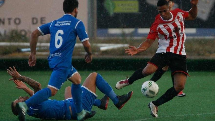 Edi, del Zamora B, controla el balón en el centro del campo.