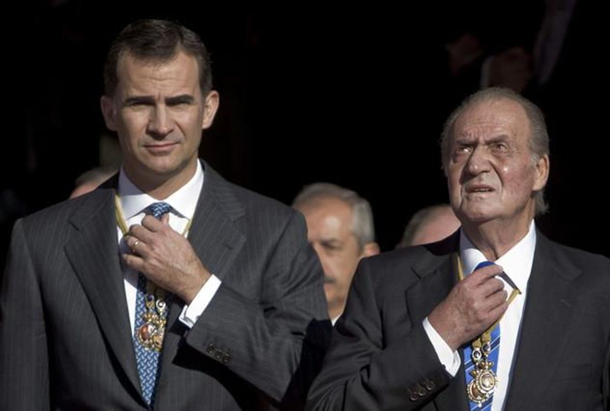 El rei Joan Carles i el príncep Felip surten del Congrés dels Diputats després de la inauguració de la nova legislatura en presència de diputats i senadors.