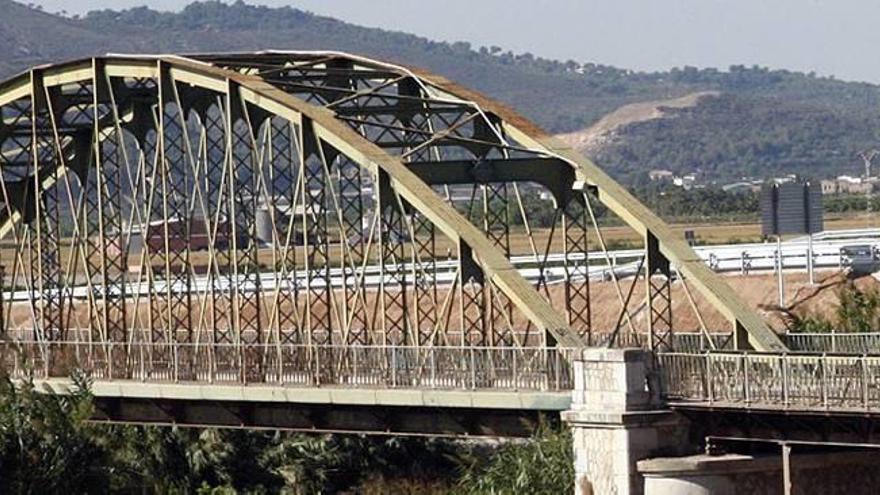 Una imagen del puente de hierro de Fortaleny que será restaurado a lo largo de 2017 por la Diputació de València.