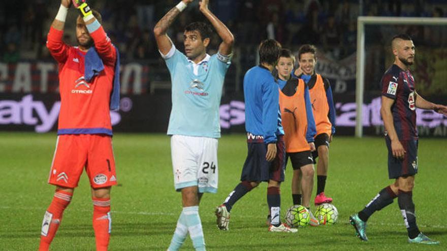 Augusto y Sergio saludan a la grada al término del partido frente al Eibar. // Javi Colmenero