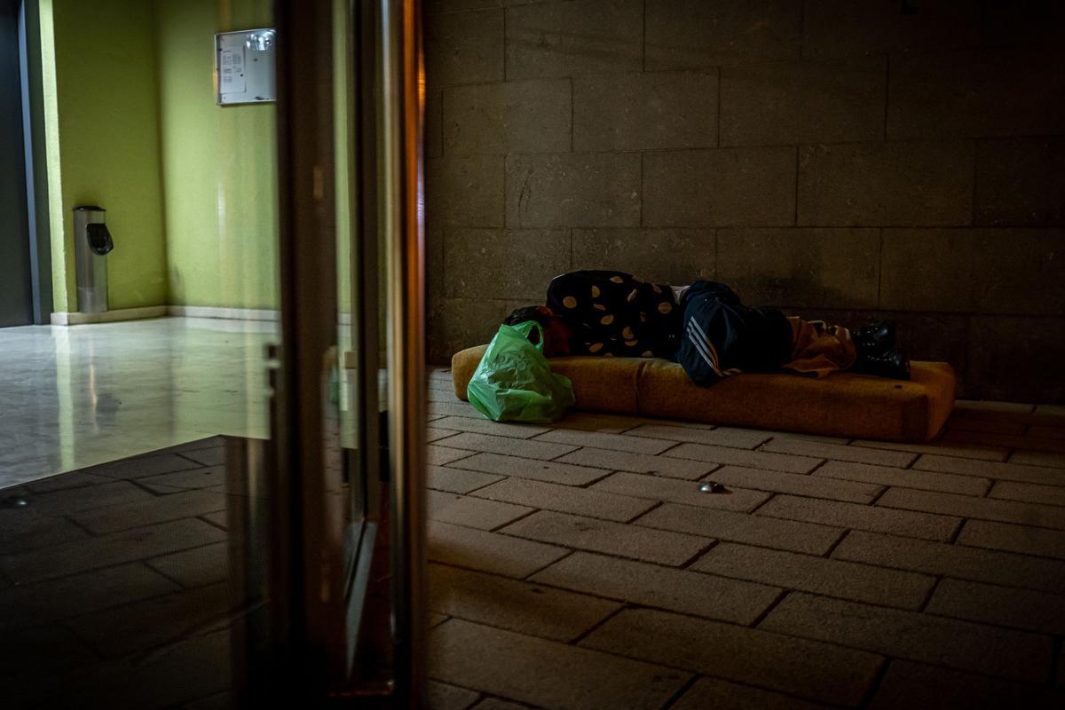 Un hombre duerme en una calle de Badalona, detectado durante el recuento de personas sin hogar.