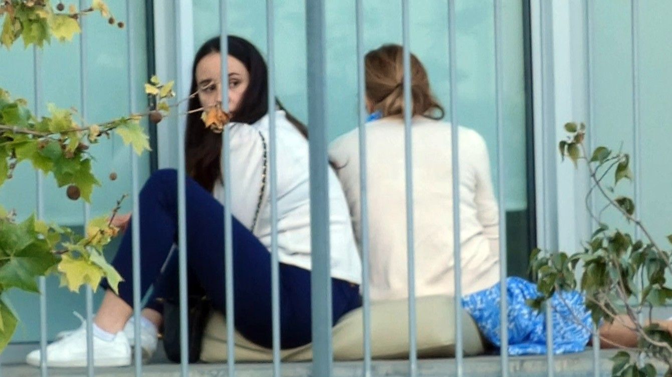 Ana Obregón (de espaldas) y Carolina Monje, en el balcón de la habitación del hospital donde estaba ingresado Aless Lequio en Barcelona, en abril de 2020.
