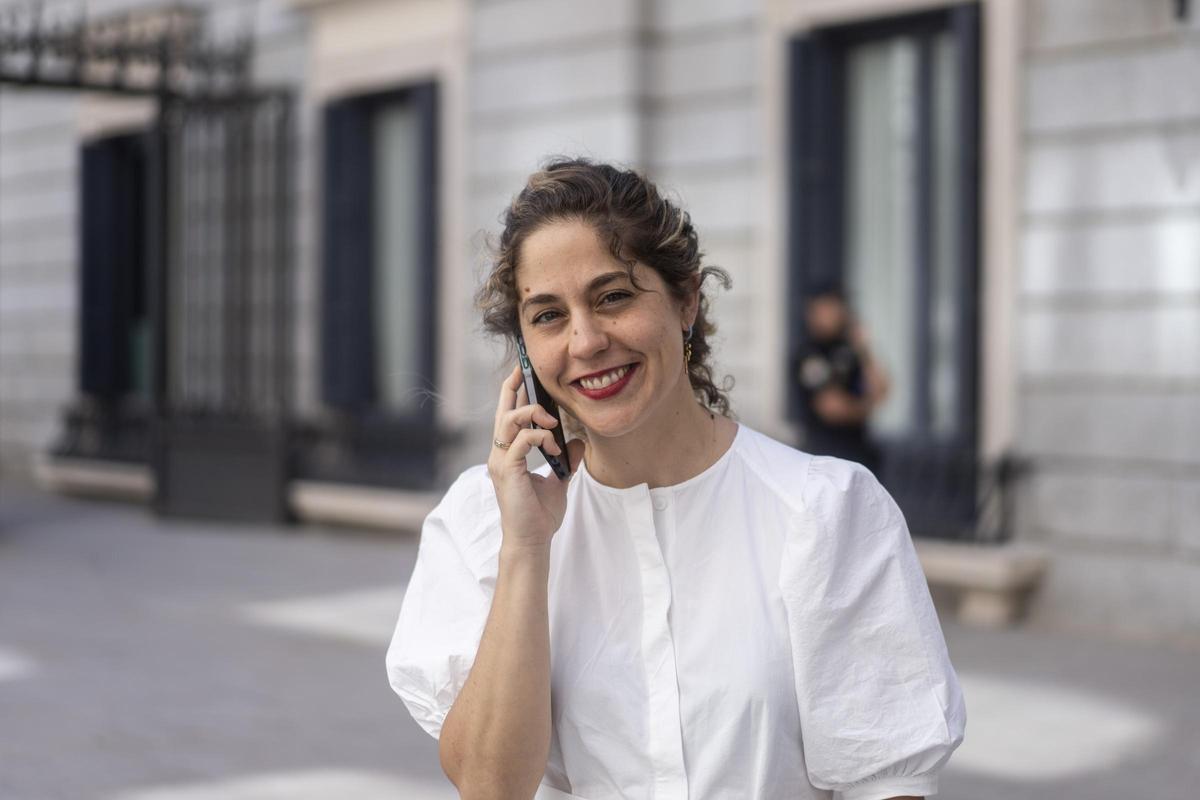 Lara Hernández, al teléfono en el Patio del Conrgeso de los Diputados.