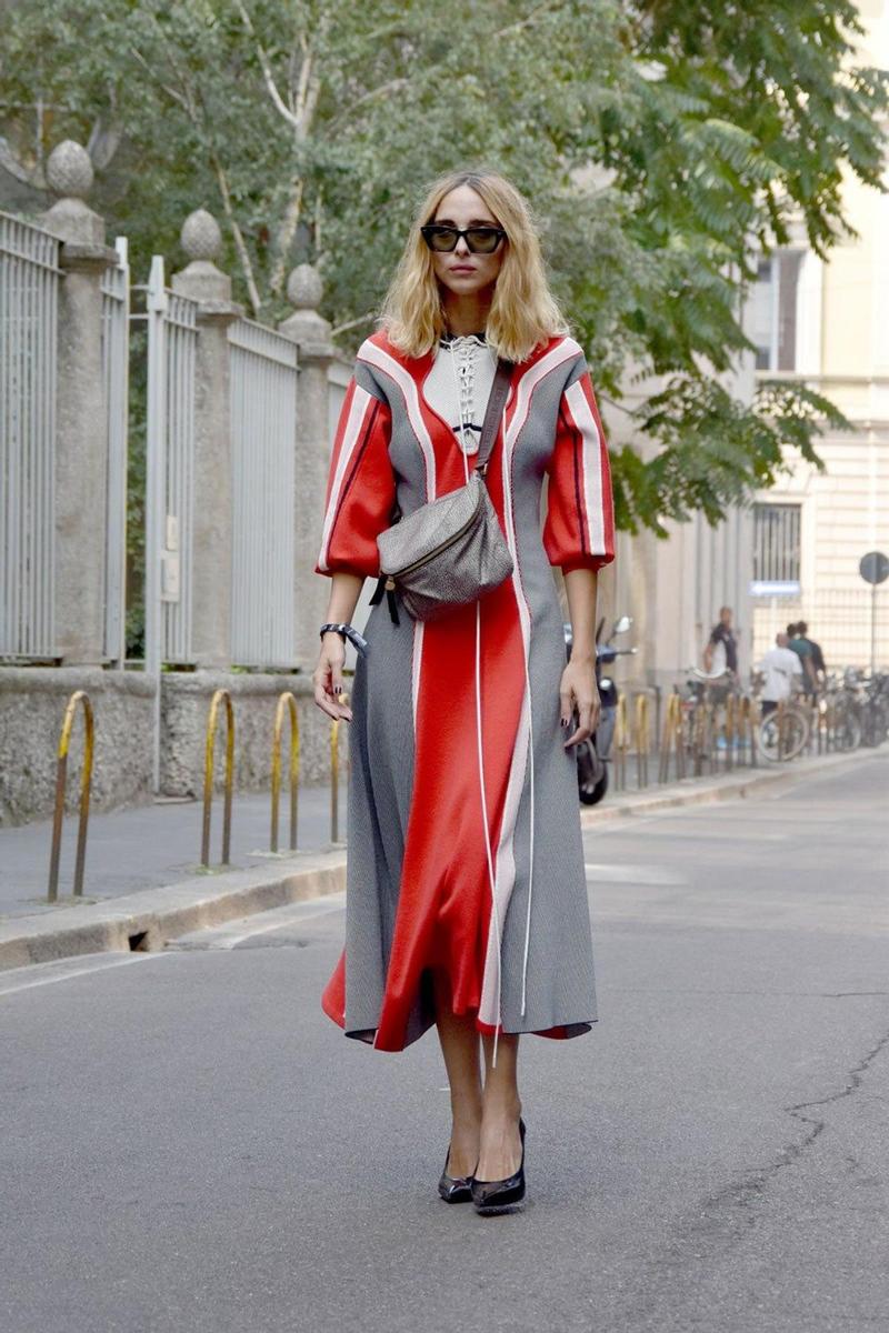 Candela Pelizza apuesta por un vestido bicolor de Sportmax para la Milán Fashion Week de 2018