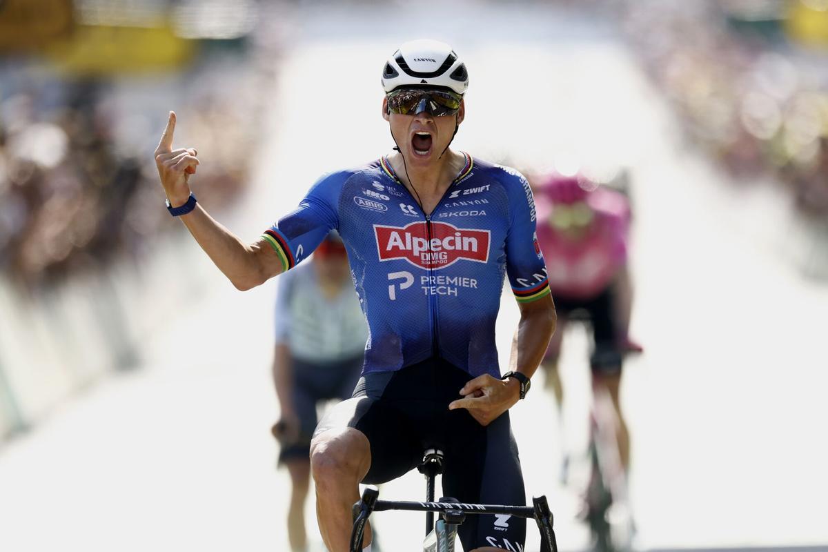 El ciclista neerlandés Mathieu van der Poel, del equipo Alpecin-Premier Tech, celebra al cruzar la línea de meta tras ganar la novena etapa.