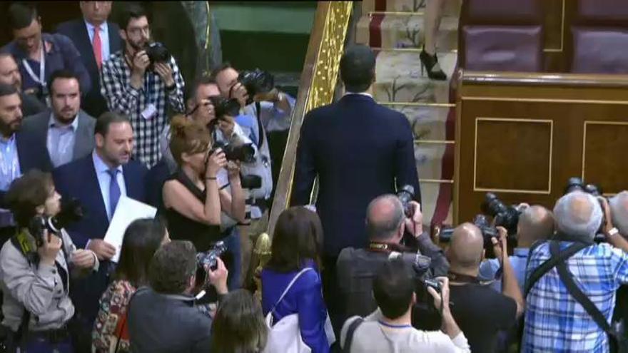 Da comienzo la moción de censura con ovaciones para Sánchez y Rajoy