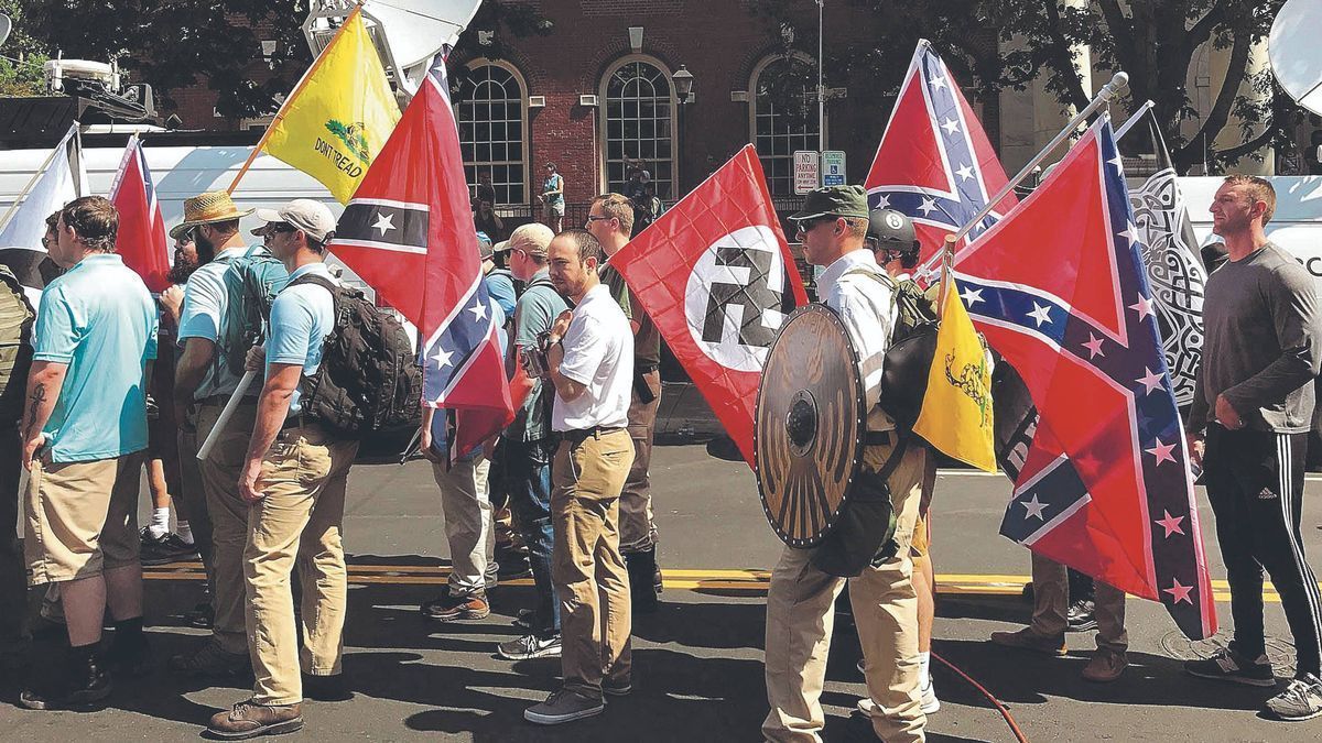 Desfile de banderas condederadas y nazis en la Unite the Right, manifestación de partidarios de la extrema derecha en Charlottesville (Virginia), en 2017.
