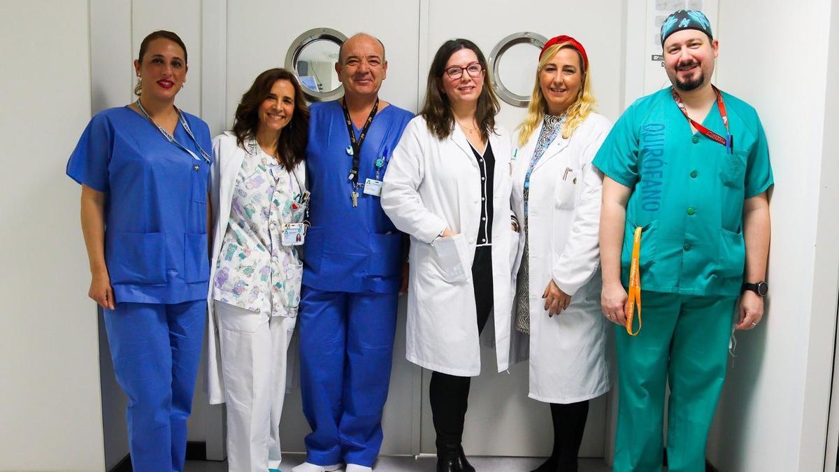 La jefa de servicio de cirugía pediátrica, Nuria García, uinforma de visitas virtuales por el circuito quirúrgico del Hospital Materno Infantil