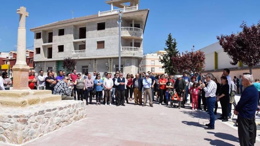 Decenas de vecinos de Fortuna acudieron a la inauguración de la remodelada plaza de la Cruz.