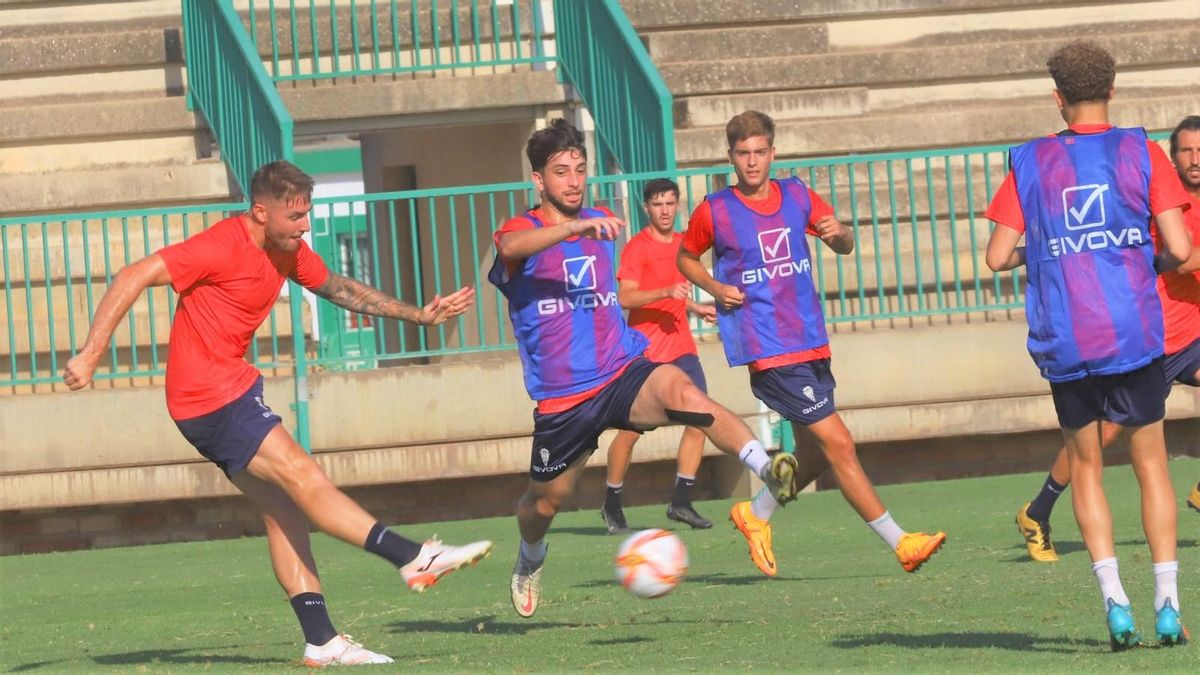Antonio Casas ensaya un disparo ante Christian Delgado durante el entrenamiento.