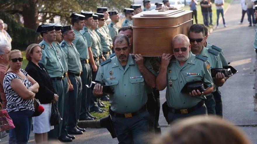 Multitudinaria despedida al guardia de Tráfico fallecido en Siero