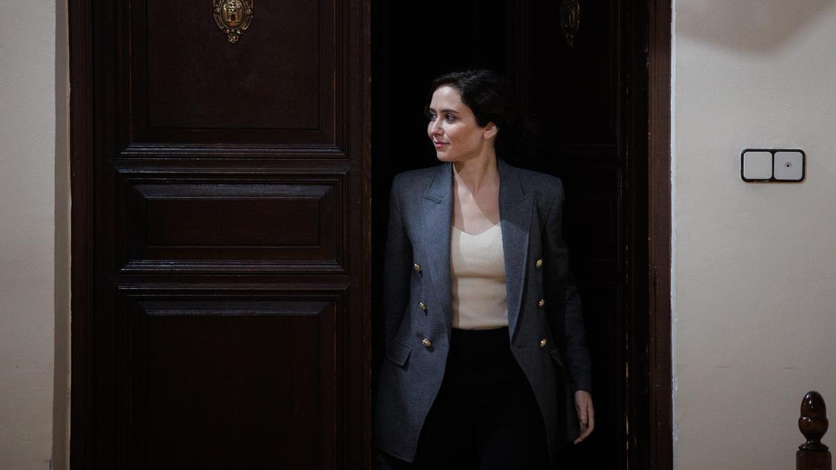 La presidenta de la Comunidad de Madrid, Isabel Díaz Ayuso, a su llegada a una rueda de prensa tras la reunión del Consejo de Gobierno, en el Ayuntamiento de Alcalá de Henares, a 8 de febrero de 2023, en Alcalá de Henares, Madrid (España).