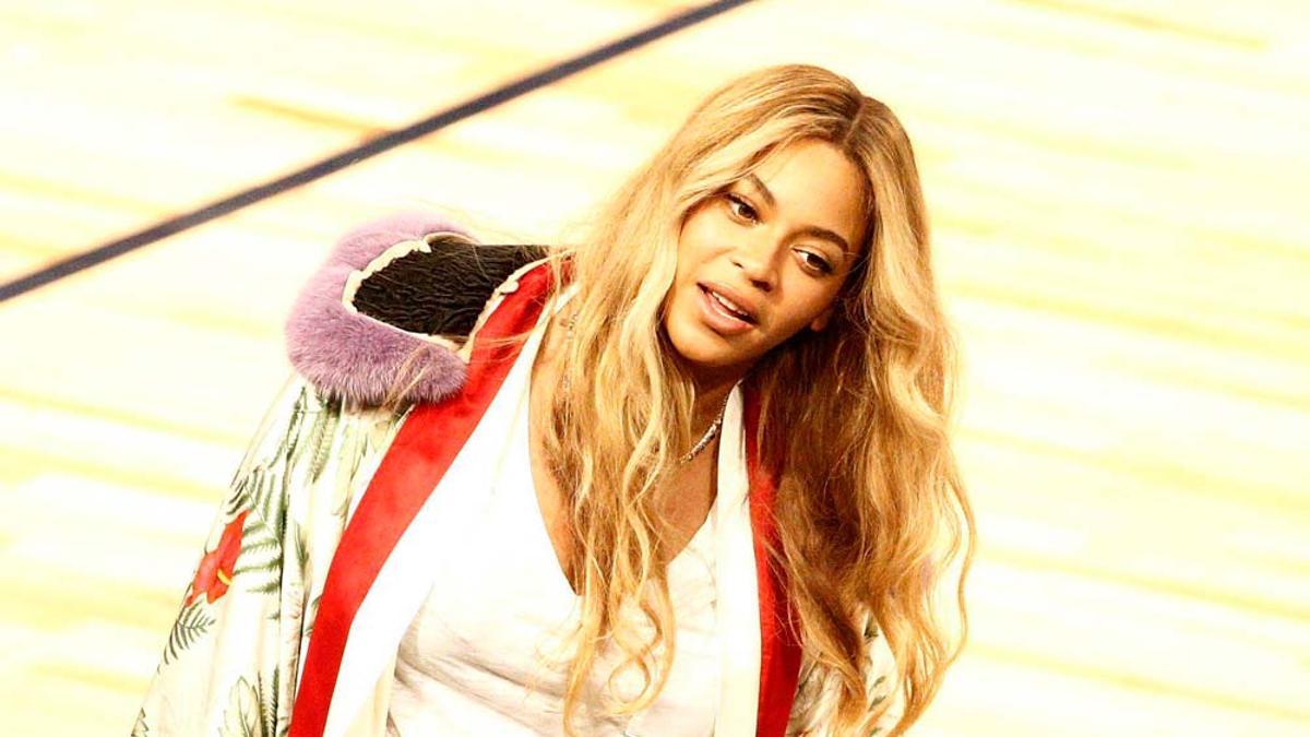 Beyoncé en un partido de balonces con poca barriga