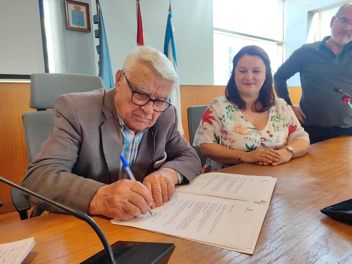 Martín González firma la donación en presencia de la alcaldesa, Araceli Gestido; y Antonio Lima.