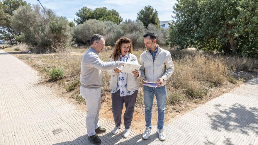 Josep Marí, Pilar Costa y Rafa Ruiz frente a un solaren Platja d’en Bossa.