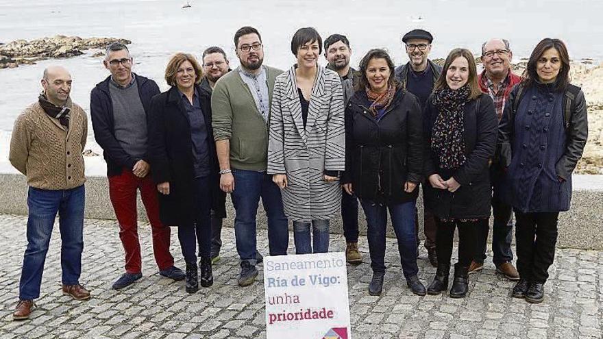 Pontón, ayer, con responsables del BNG del área de Vigo. // R.G.