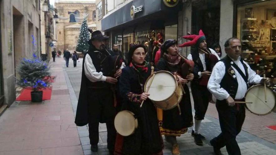 Fole Feroz anima las calles con gaita y tamboril