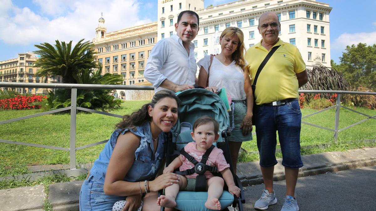 Diana Cortés posa con su familia en la plaza de Catalunya
