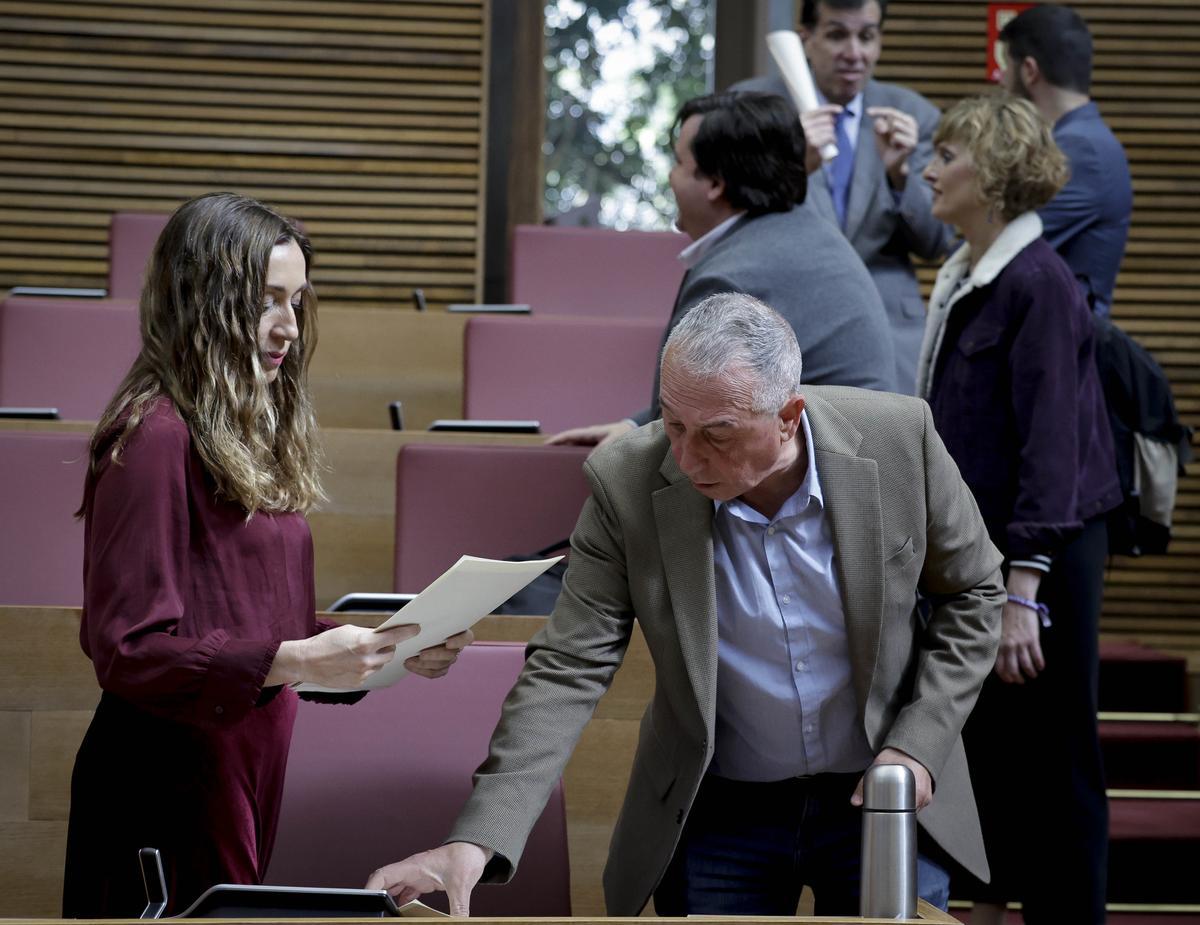 Los portavoces de Compromís, Isaura Navarro y Joan Baldoví, durante el pleno de este miércoles en las Corts.