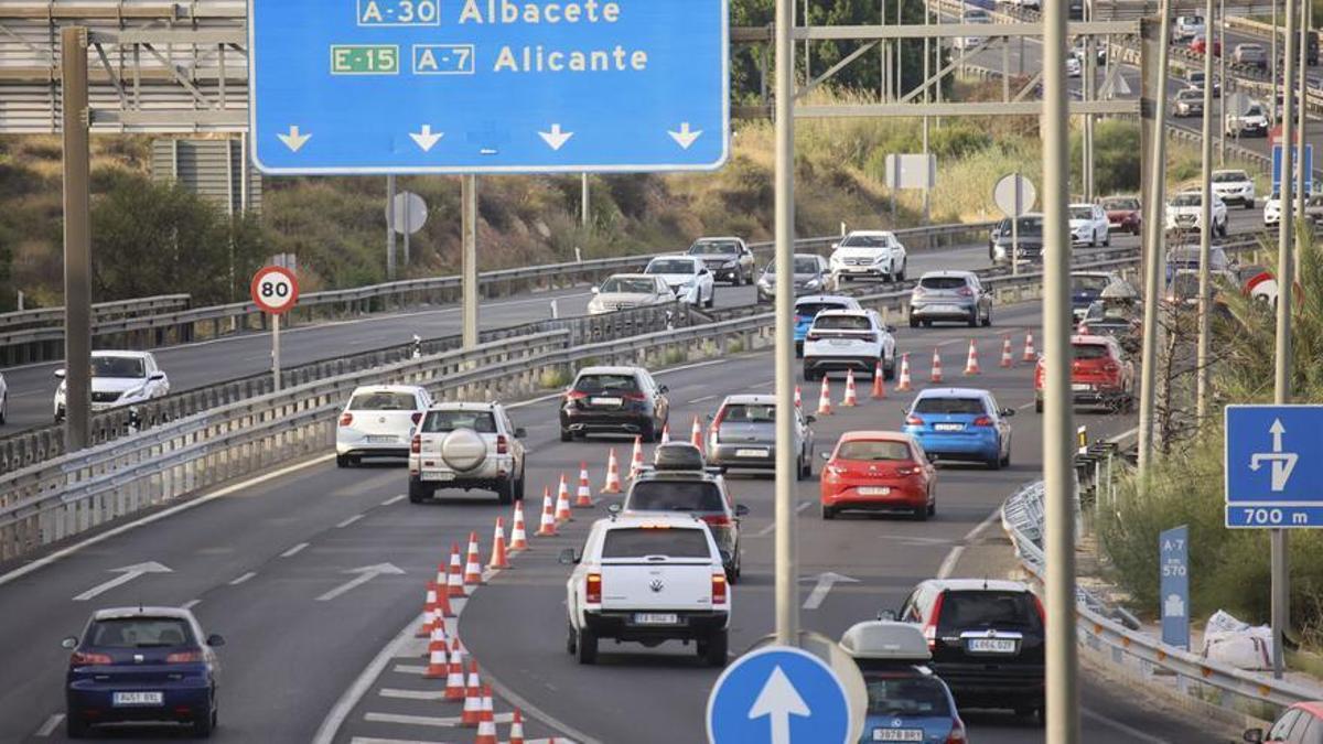 Vehículos circulando por la autovía a su paso por Murcia.