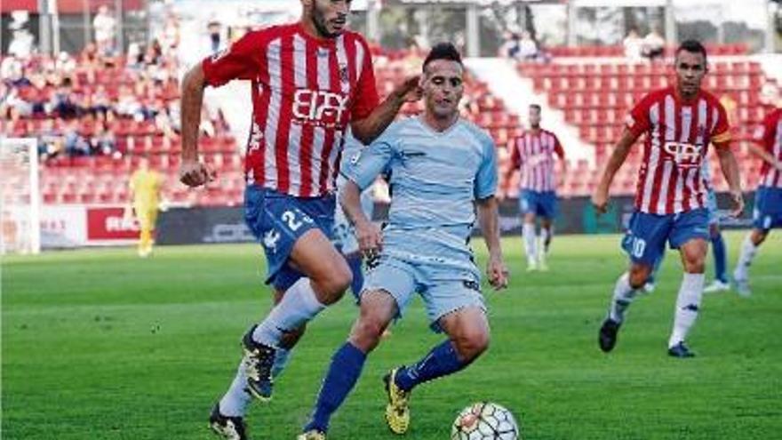 Javi Álamo condueix la pilota davant Pitu, del Llagostera, en l&#039;últim partit que ha disputat fins ara.