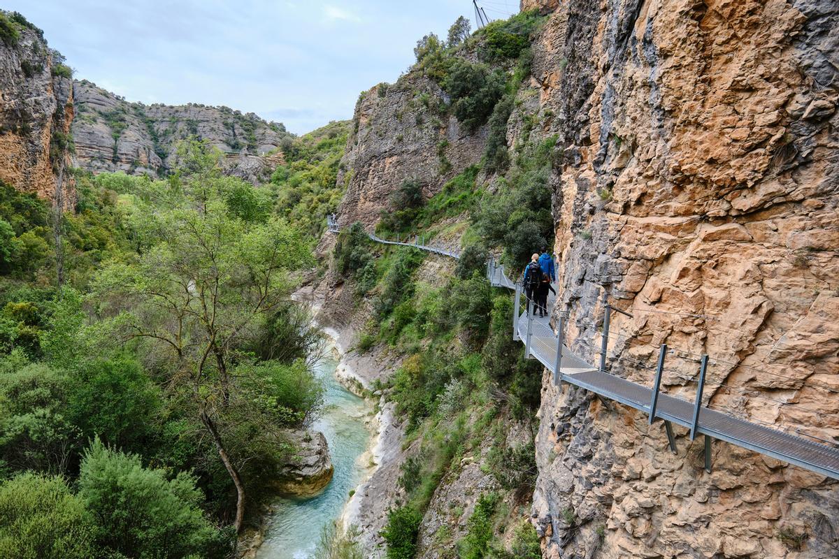 Pasarelas metálicas en el muro del camino junto al río Vero en Alquézar