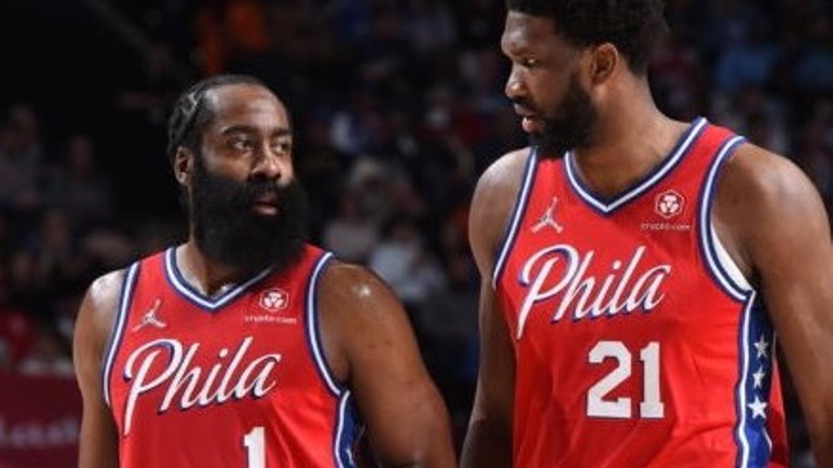 Harden y Embiid, de los Philadephia Sixers.