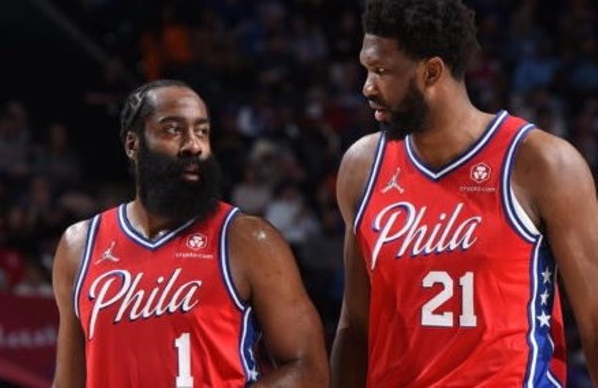 Harden y Embiid, de los Philadephia Sixers.