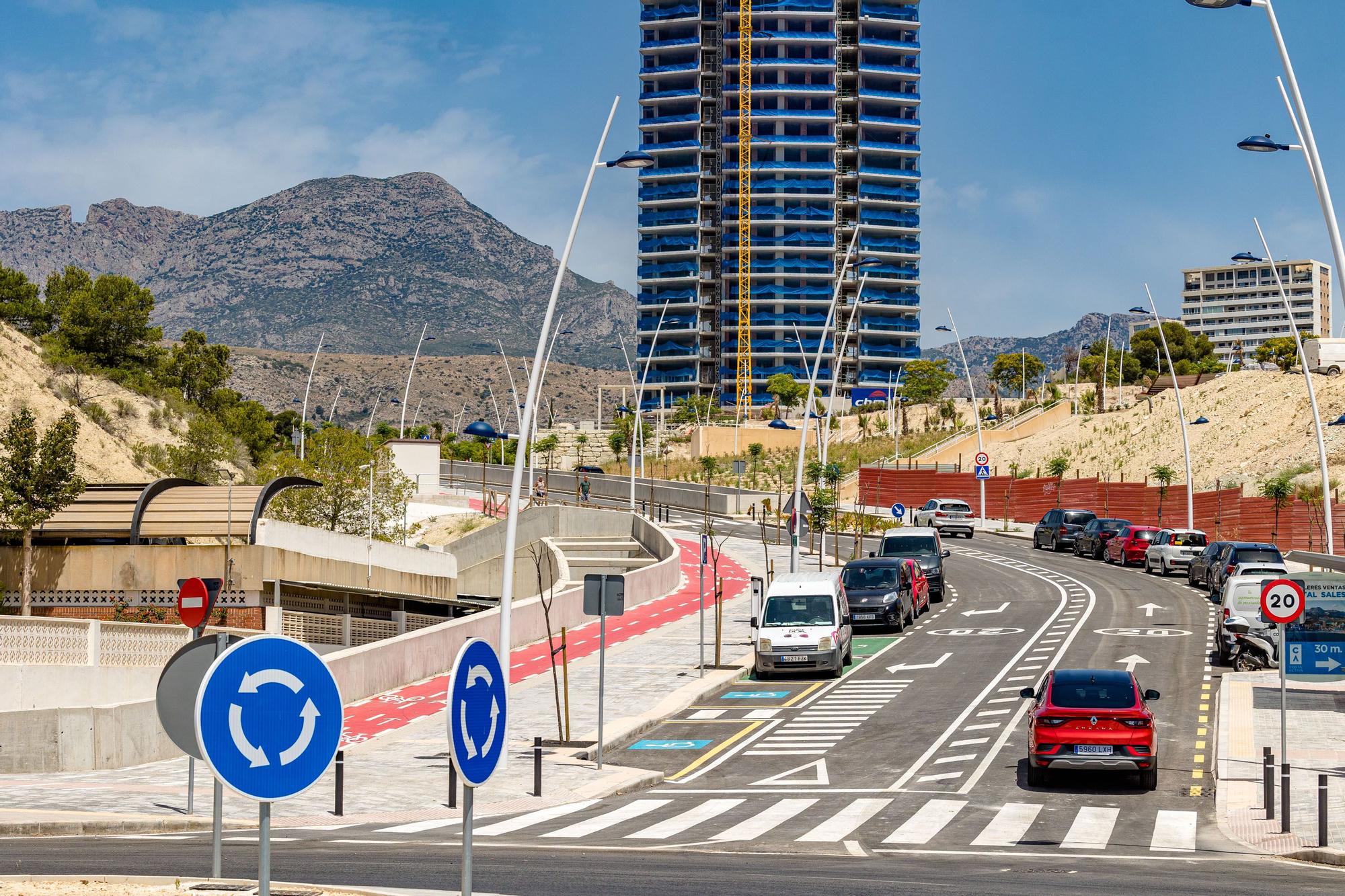 Los nuevos viales del sector 2/1 se abren este lunes al tráfico tras más de un año de obras de urbanización | La prolongación de tres avenidas permite conectar la zona norte de la avenida Vicente Pérez Devesa con la zona sur de Armada Española