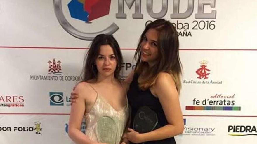 Atenea L. Martínez (Izqd) y Aída González, ganadoras del Campeonato Mundial Universitario de Debate.
