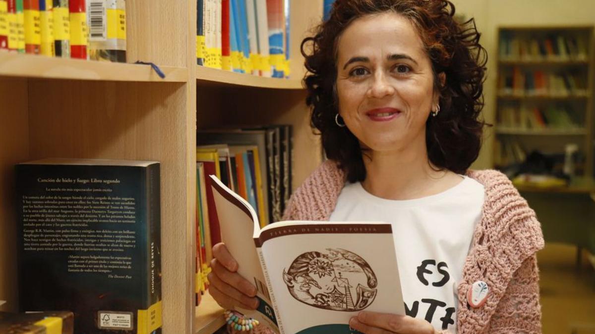 Olga Valenzuela en la Biblioteca del IES La Fuensanta. | AJ GONZÁLEZ