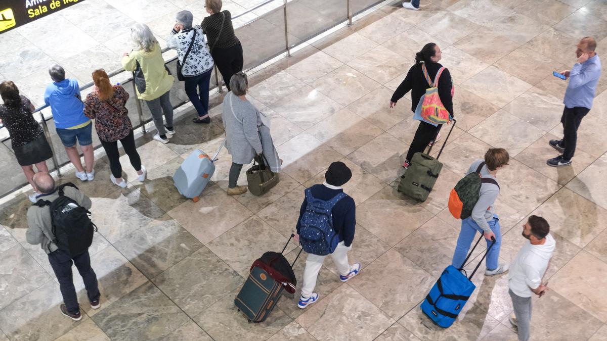 Turistas llegando al aeropuerto de Alicante-Elche durante las pasadas vacaciones de Semana Santa.