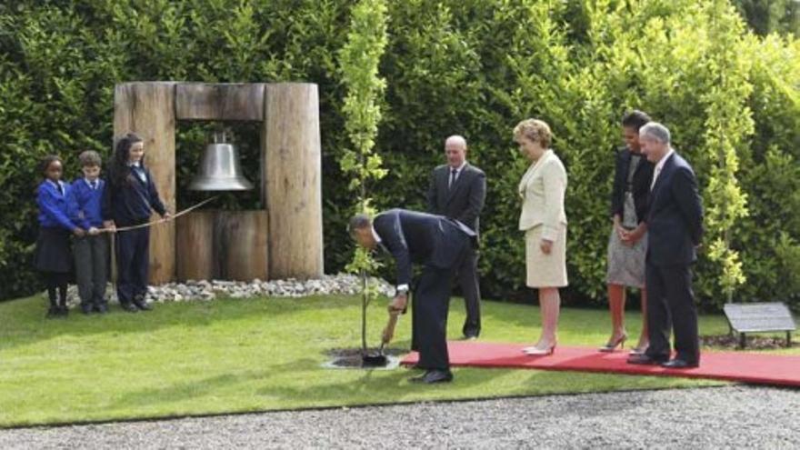 Obama planta un roble en Irlanda