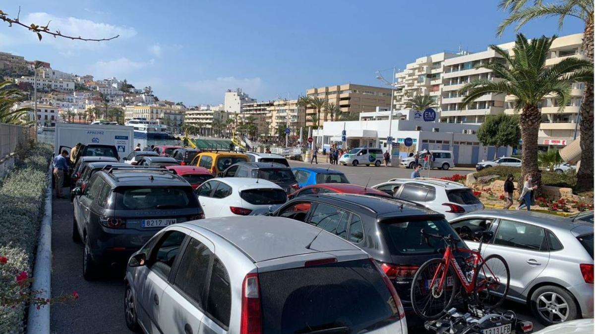 Coches esperando en el puerto de Vila para embarcar a Formentera.  | GERARD FELIP