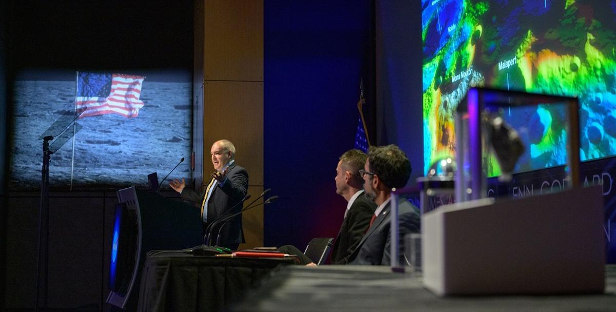 Carlos García Galán, durante un acto junto a los responsables de la NASA.