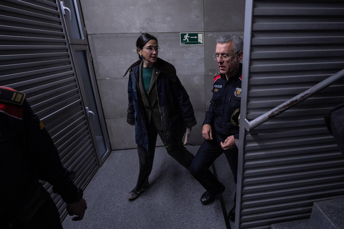 Parlon y el comisario Esquius en la comisaría de Sant Andreu