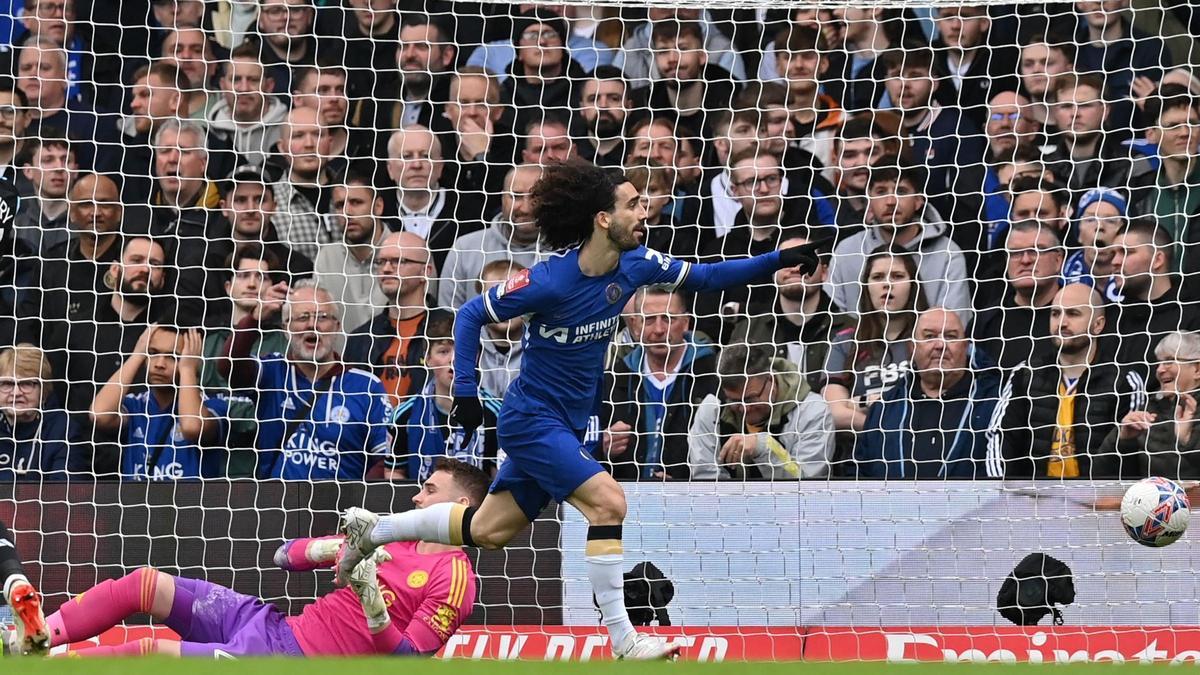 Cucurella corre a celebrar su gol, el 1-0 del Chelsea, con Jakub Stolarczyk, el meta del Leicester, batido en el suelo.