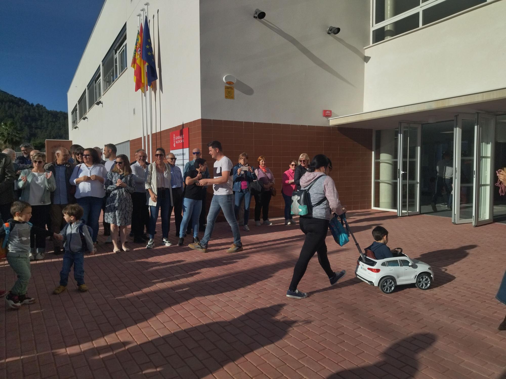 Los niños y niñas de Xaló estrenan el nuevo instituto-escuela Serra de Bèrnia entre aplausos