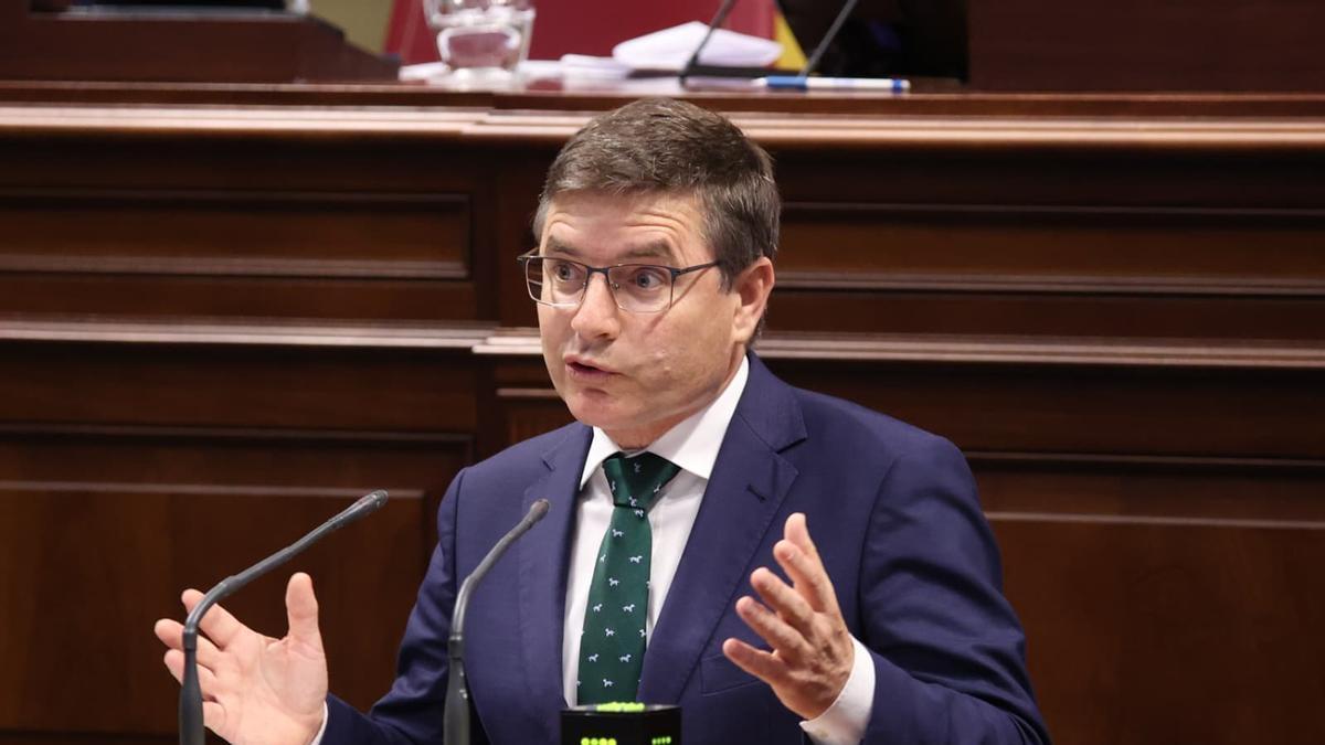 Nicasio Galván (Vox), en el estrado del Parlamento de Canarias