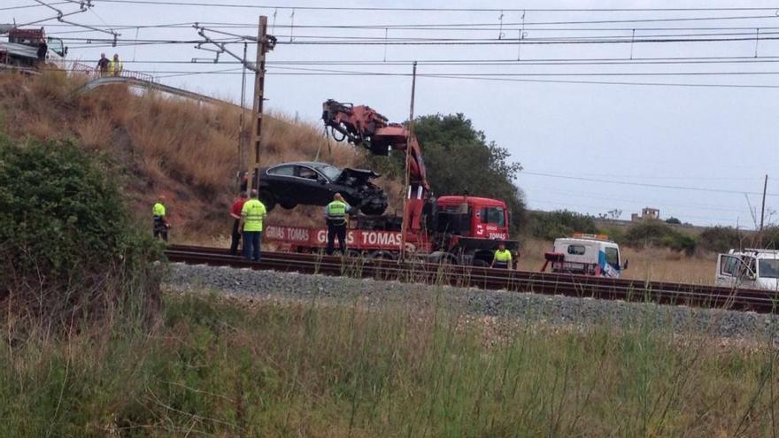 Un coche se desprende desde un puente a la vía del tren en Vila-real