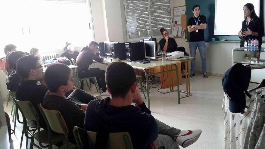 Un grupo de alumnos que han participado en la charla final del proyecto aula-empresa del León Felipe.