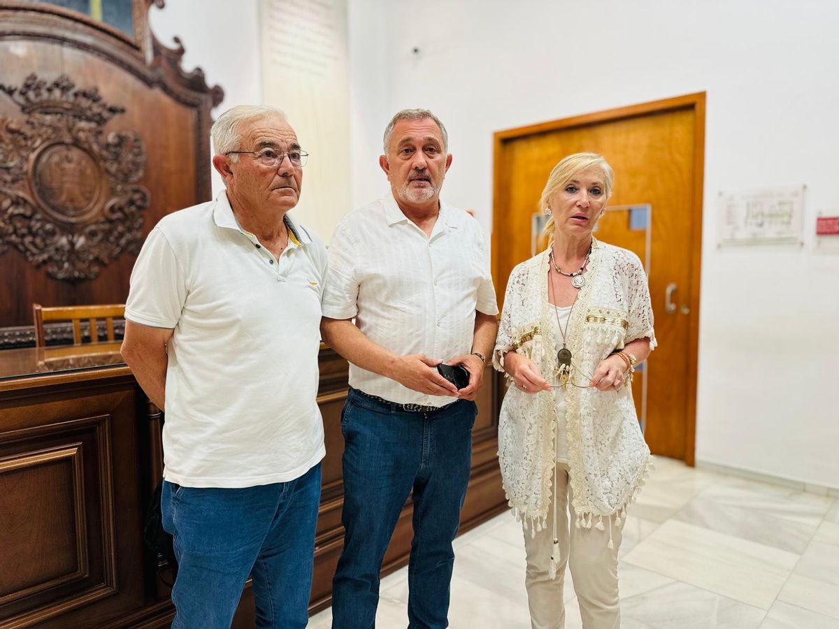 El presidente de los vecinos de La Torrecilla (d.), junto a la primera teniente de alcalde, Carmen Menduña, y el edil de Infraestructuras, Ángel Meca.