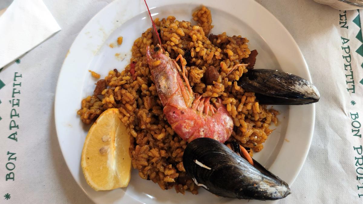 Paella de marisco del restaurante Ca l'Anglés.