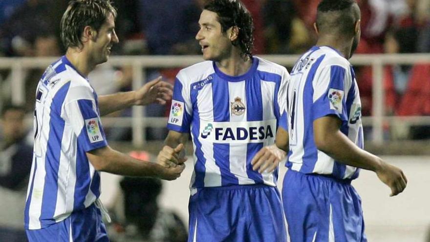 Víctor, en el centro, recibe las felicitaciones de Capdevila y Andrade tras su gol en el Pizjuán en diciembre de 2005.