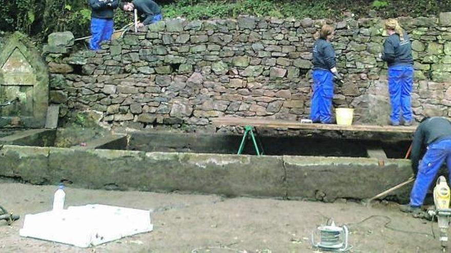 Los alumnos de la escuela taller, trabajando en la Fuente Fría de Logrezana.