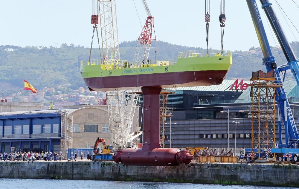 Una "supergrúa" fue la encargada de la botadura que tuvo lugar esta mañana en la terminal de cruceros