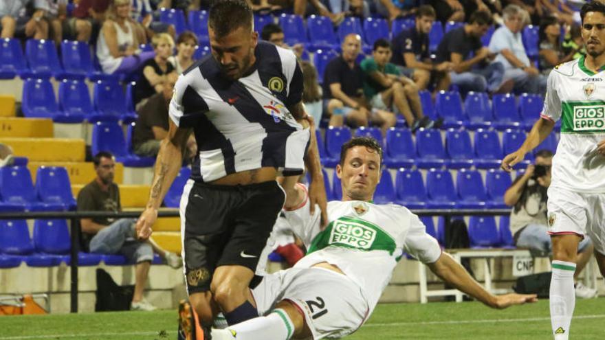 Imagen de un Elche-Hércules, con Edu Albacar luchando por un balón