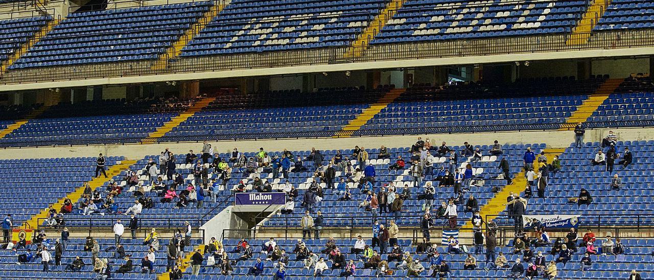 Vista general de una de las gradas del Rico Pérez en el encuentro ante el Atzeneta.