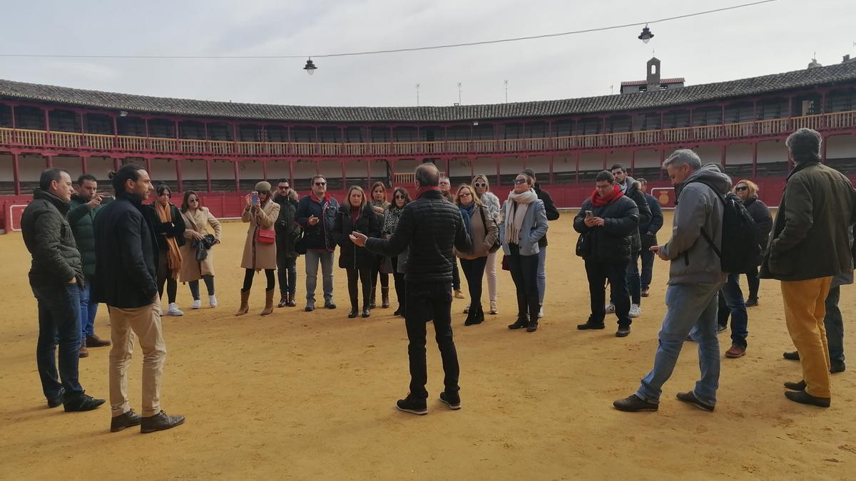 Prieto, de espaldas, explica a los alumnos la historia de la plaza de toros de la ciudad