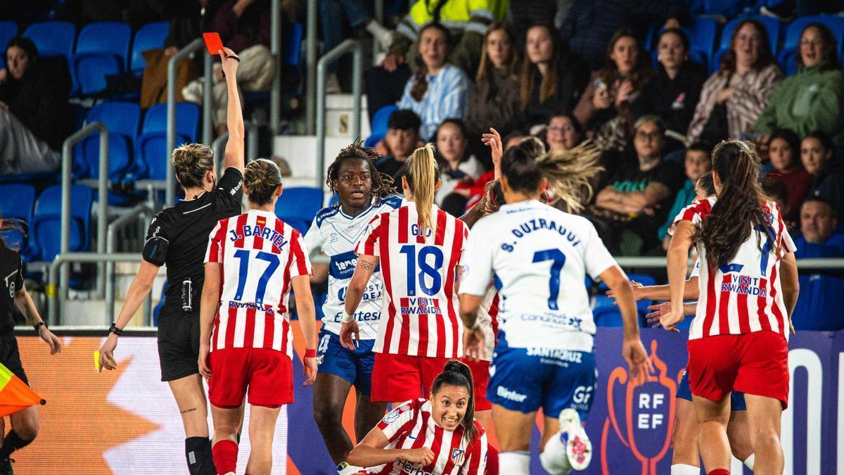 Altercado durante el partido del Costa Adeje-Atlético de Madrid
